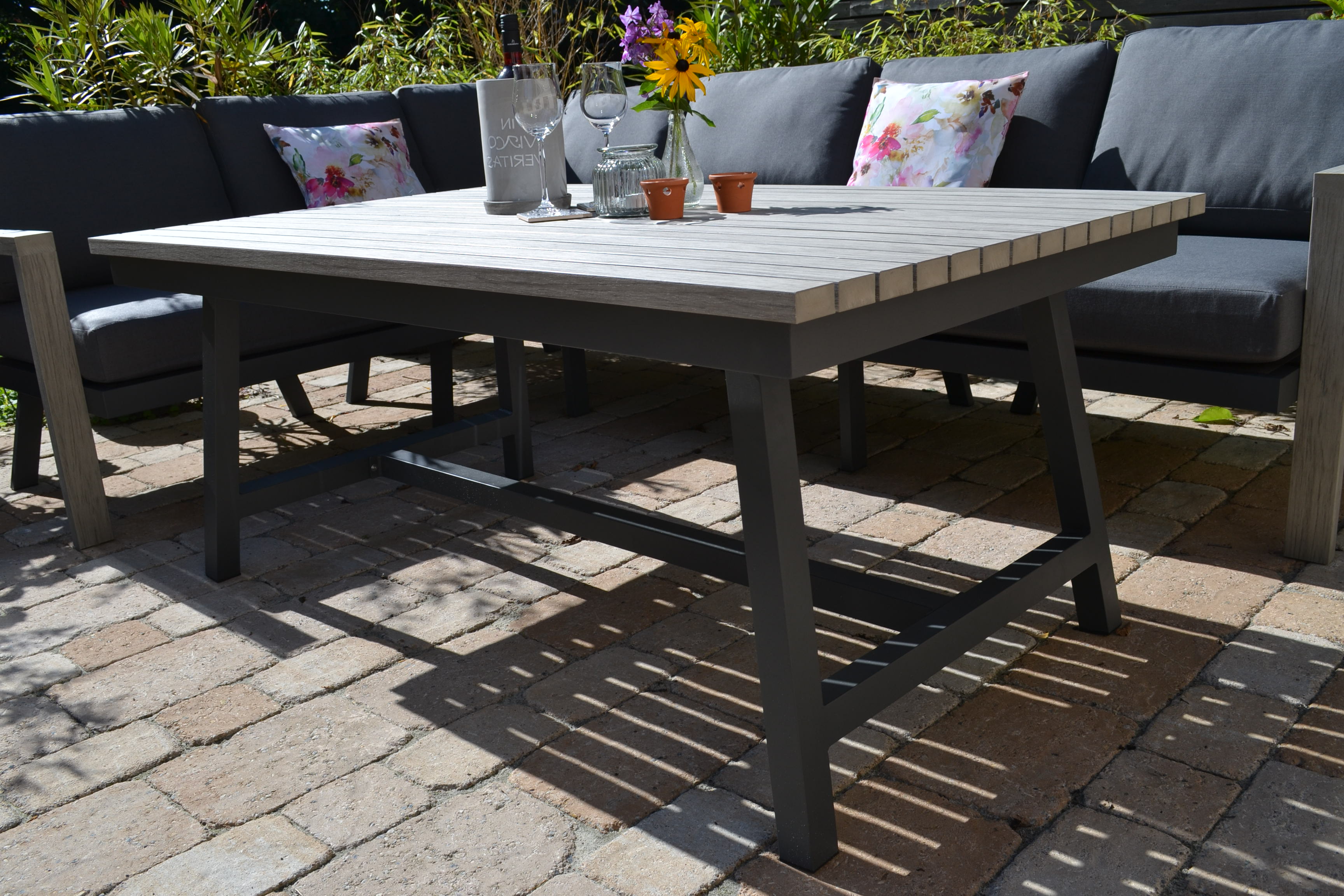 Garten Ecklounge Morgana + 1 Sessel + 2 Stühle Flavium + Tisch 165x100cm Grey - lange Seite rechts