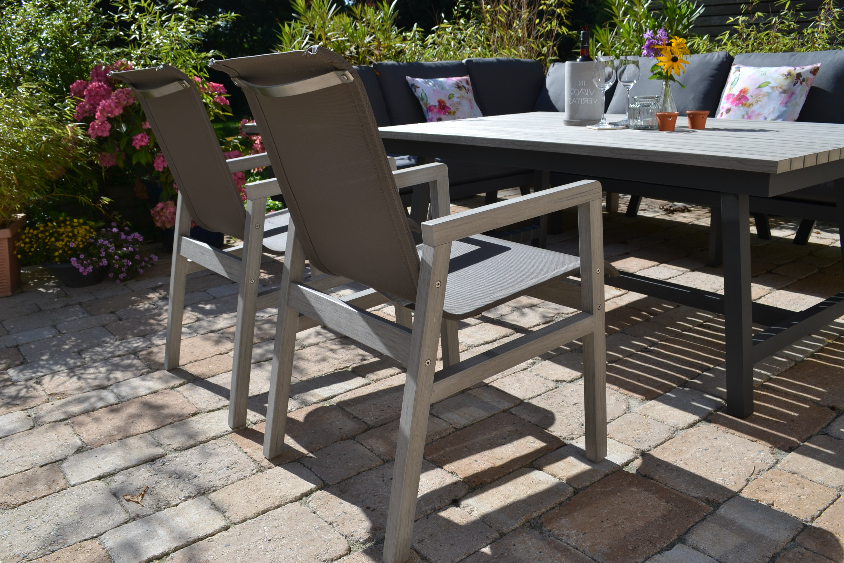 große Garten Ecklounge Morgana + 2 Stühle Flavium + Tisch 165x100cm Vintage Grey - lange Seite rechts