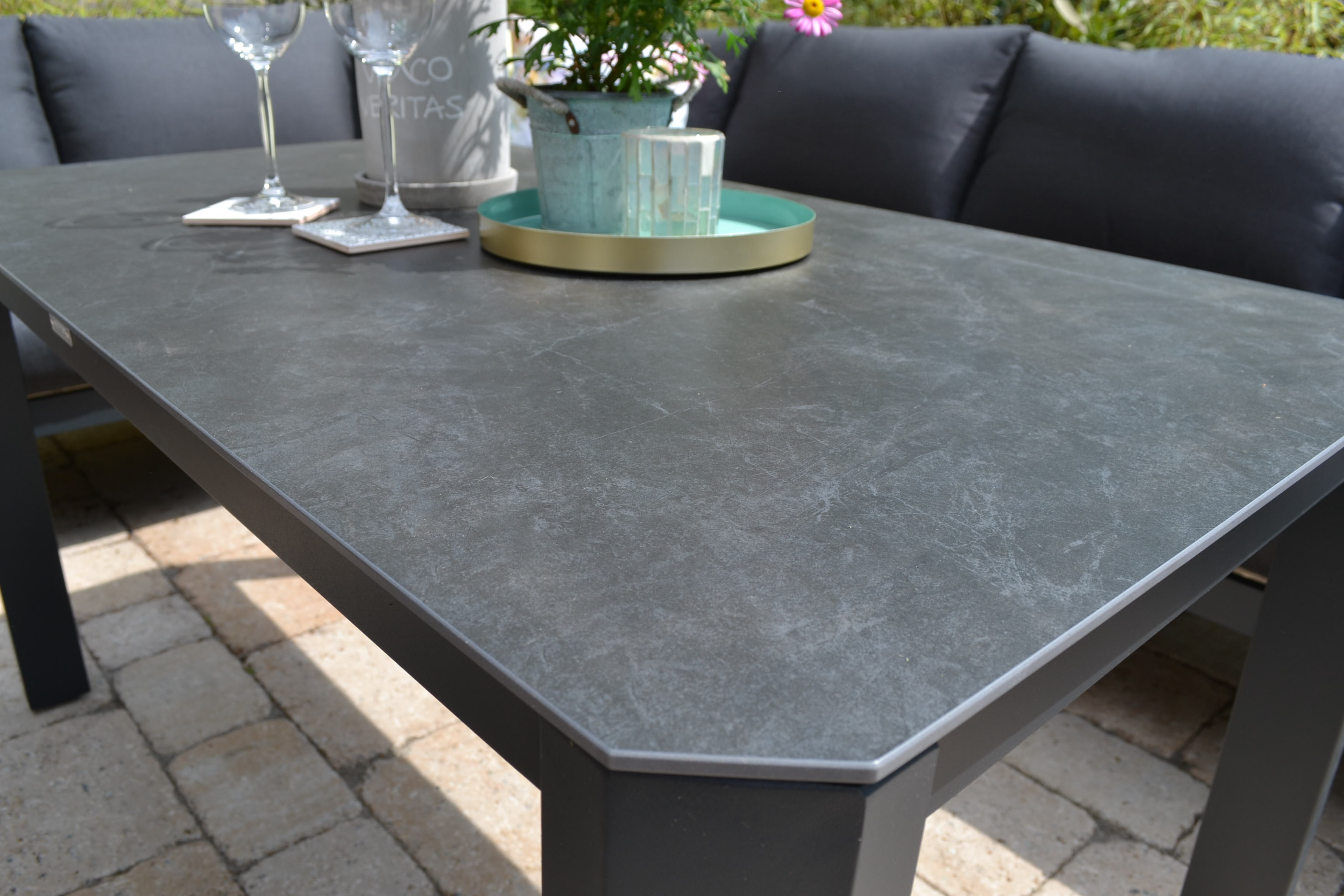 elegante Ecklounge Calgary +  130 x 70 cm Tisch - Tischplatte schwarz marmoriert