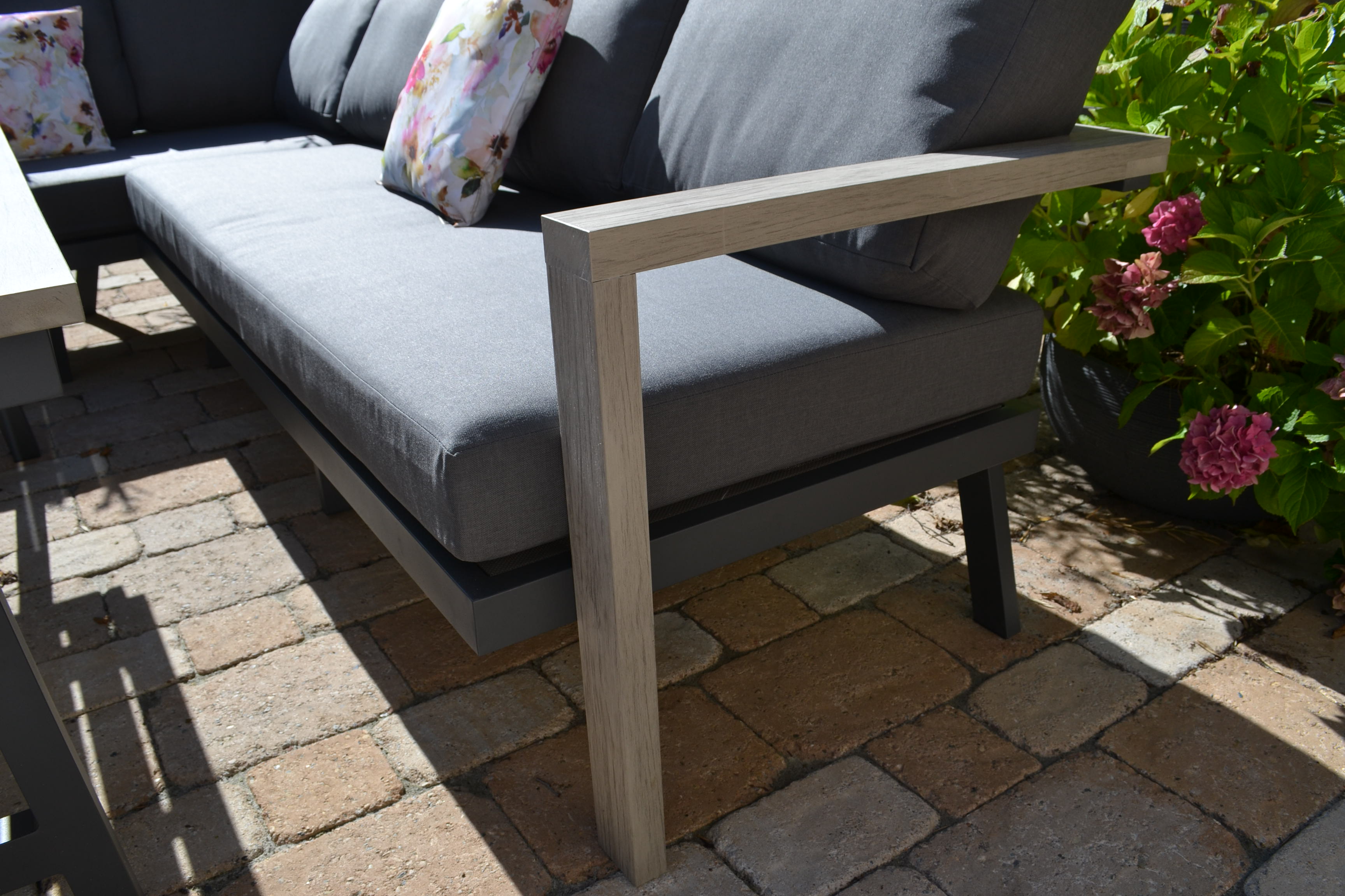 Garten Ecklounge Morgana + 1 Sessel + 2 Stühle Flavium + Tisch 165x100cm Grey - lange Seite rechts